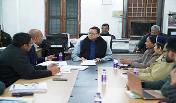धामी ने भू-धंसाव क्षेत्र के स्थलीय निरीक्षण के बाद उच्चाधिकारियों संग की समीक्षा
