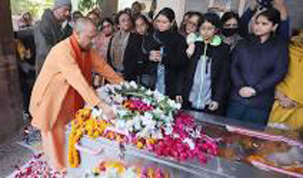 योगी ने दी केशरी को श्रद्धाजंलि