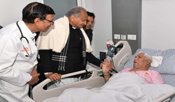 गहलोत ने इंदोरा की पूछी कुशलक्षेम