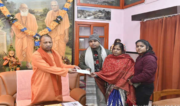 वरिष्ठ फोटोग्राफर गुप्ता, भोजपुरी गायक संतराज के परिजनों को योगी ने दी आर्थिक सहायता