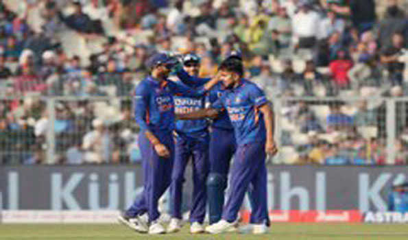 भारत ने श्रीलंका को 215 रन पर समेटा