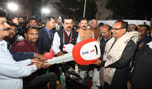 शिवराज ने इंदौर में राष्ट्रीय युवा दिवस पर दिव्यांगजन को स्कूटी भेंट की