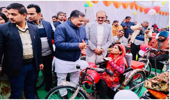पर्यटन मंत्री ने मैनपुरी में 80 दिव्यांगजनों को बांटी ट्राइसाइकिल