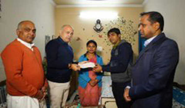 सिसोदिया ने कोरोना योद्धा अरुण कुमार रक्षित के परिवार को सौपी एक करोड़ की सम्मान राशि