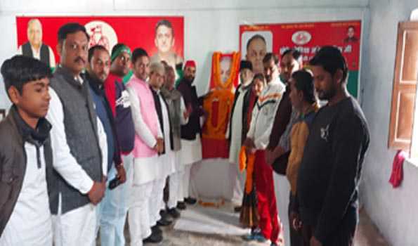 जौनपुर:सपा कार्यालय पर पूर्व केंद्रीय मंत्री जनेश्वर मिश्र की मनाई गयी 13 वीं पुण्यतिथि