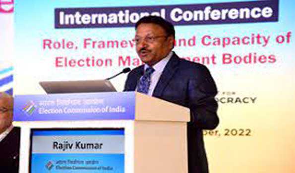 चुनावों संबंधी फर्जी खबरों की पहचान करें सोशल मीडिया मंच: राजीव कुमार