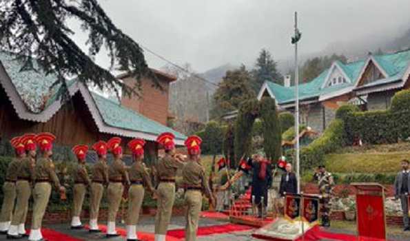 Farooq hoists tricolour at his Gupkar residence