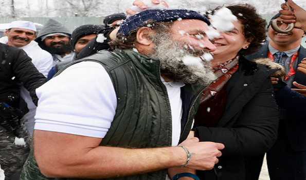 Rahul, Priyanka enjoy snowfall in Srinagar
