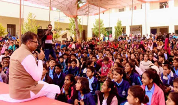 पूनियां ने आमेर क्षेत्र में स्कूल के बच्चों से किया संवाद
