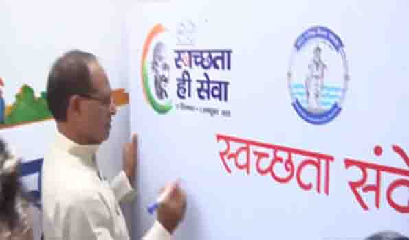शिवराज ने बापू जयंती के पूर्व सफाई कर दी स्वच्छांजलि