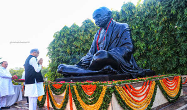 गहलोत ने महात्मा गांधी की प्रतिमा पर अर्पित किये श्रद्धासुमन