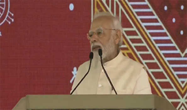 मोदी पहुंचे ग्वालियर, खुले वाहन में सभास्थल पर किया सबका अभिवादन