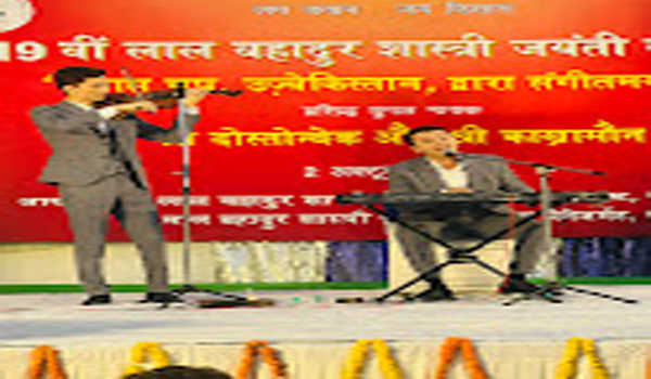 शास्त्री की जयंती पर उज्बेकिस्तान के दो गायकों ने बांधी समा