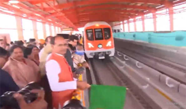 भोपाल में दौड़ी मेट्रो, शिवराज ने हरी झंडी दिखाने के बाद की सवारी