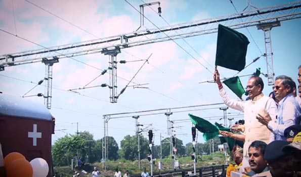 शिवराज ने हरी झण्डी दिखाकर शहडोल-नागपुर ट्रेन को किया रवाना