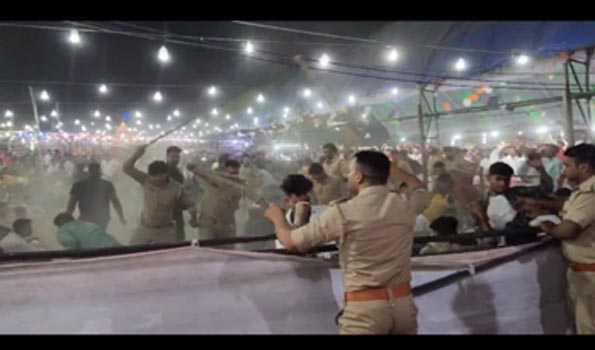 झांसी के मऊरानीपुर जलविहार महोत्सव में बेकाबू भीड़ पर पुलिस ने भांजी लाठियां