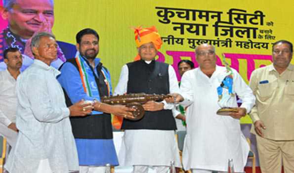 गहलोत से मिलकर कुचामन के प्रतिनिधिमंडल ने नये जिले के गठन के लिए जताया आभार