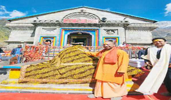 श्री बदरीनाथ धाम दर्शन के पश्चात, केदारनाथ धाम दर्शन को पहुंचे योगी