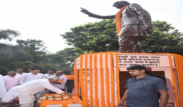 नीतीश ने लोकनायक जयप्रकाश नारायण को दी भावभीनी श्रद्धांजलि