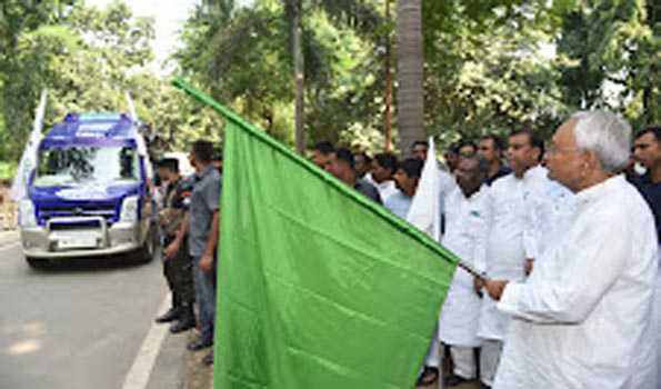 नीतीश ने भीम संसद रथ को हरी झंडी दिखाकर किया रवाना