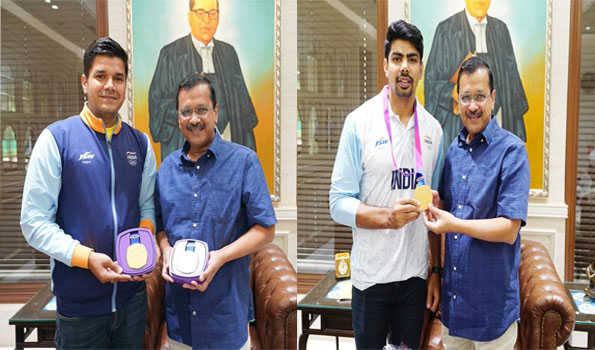 एशियाई खेलों में पदक जीतने वाले पवन सहरावत और अभिषेक वर्मा से मिले केजरीवाल
