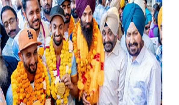 एशियन कप विजेता हॉकी टीम का अमृतसर हवाई अड्डे पर पहुंचने पर जोरदार स्वागत
