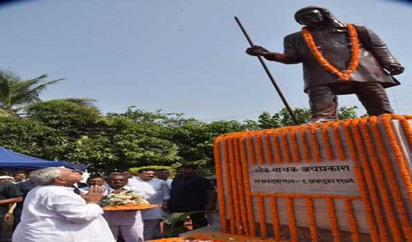 नीतीश ने लोकनायक और प्रभावती देवी को दी श्रद्धांजलि