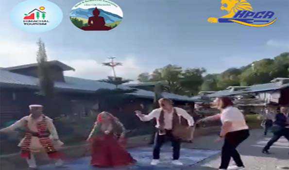 नीदरलैंड के खिलाड़ियों ने हिमाचली कलाकारों के संग गद्दी नाटी नृत्य किया
