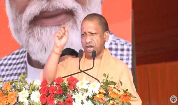 अमेठी में योगी ने साधा गांधी परिवार पर निशाना