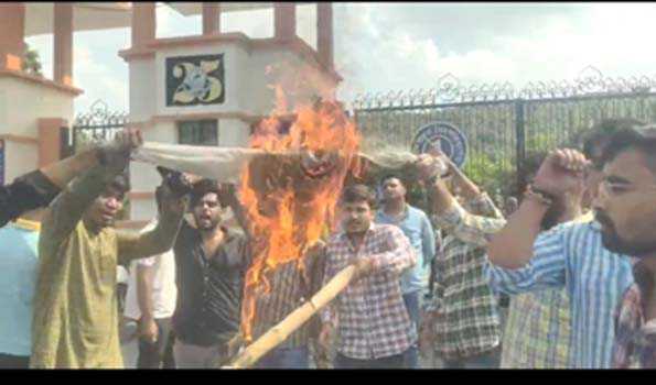 बुंविवि में शिक्षकों पर भ्रष्टाचार का आरोप लगाते हुए  एबीवीपी ने किया प्रदर्शन
