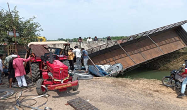 झांसी: मिनी ट्रक पलटने से चालक की मौत, एक अन्य गंभीर