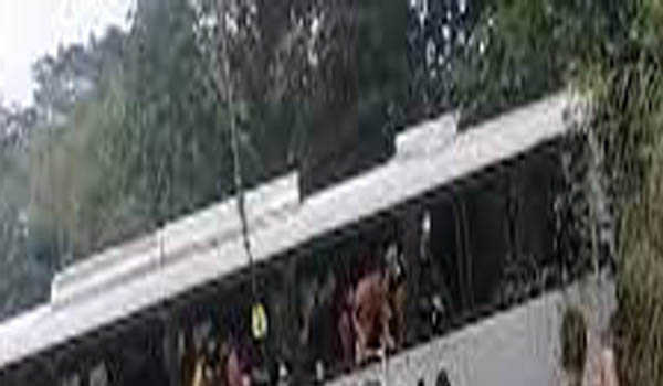 होंडुरास में बस के नदी में गिरने से चार लोगों की मौत