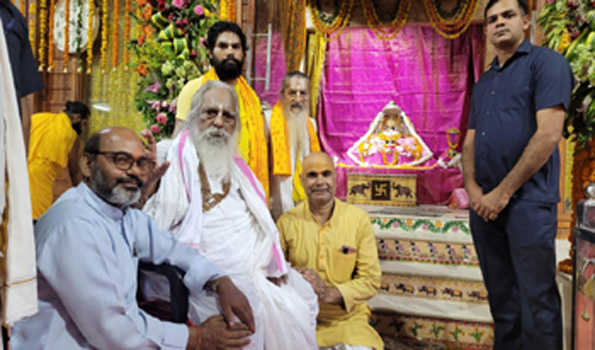नृत्यगोपाल दास ने मंदिर के निर्माण कार्य का लिया जायजा