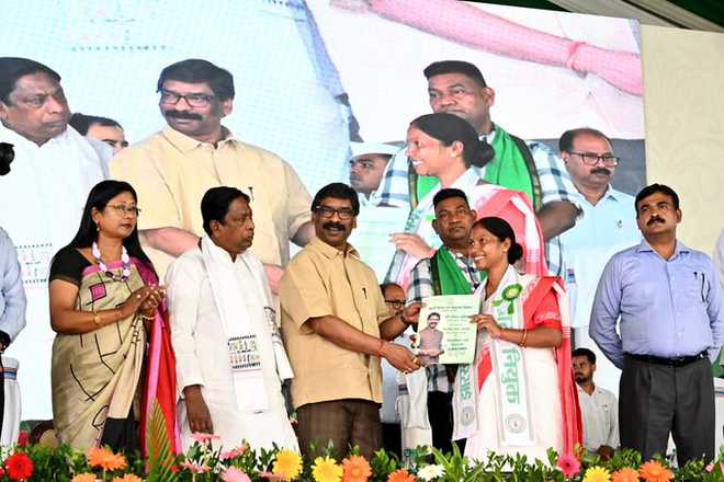 हेमन्त सोरेन ने  माध्यमिक विद्यालयों के लिए चयनित  स्नातक प्रशिक्षित शिक्षकों को  सौंपा नियुक्ति पत्र