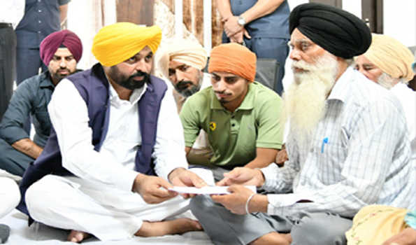 मान ने शहीद परविन्दर सिंह के परिजनों को सौंपा एक करोड़ रु का चेक