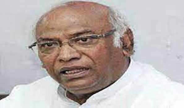 सेना की गरिमा को ठेस पहुंचा रही है मोदी सरकार : खडगे