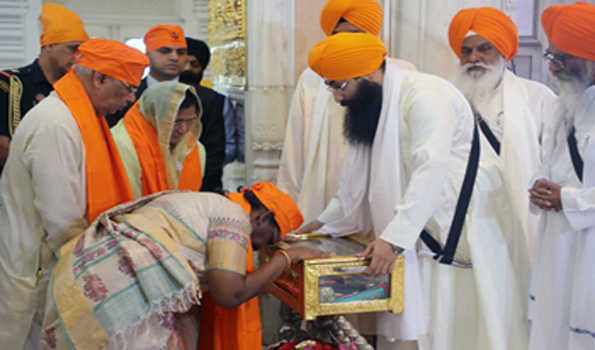 राष्ट्रपति ने तख्त हरिमंदिर साहिब में मत्था टेका