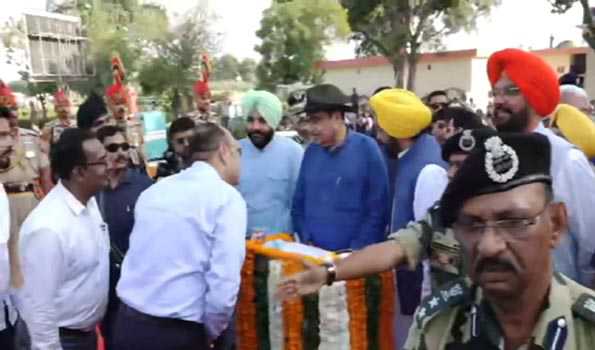 गडकरी ने अटारी सीमा पर फहराया देश का सबसे ऊंचा झंडा