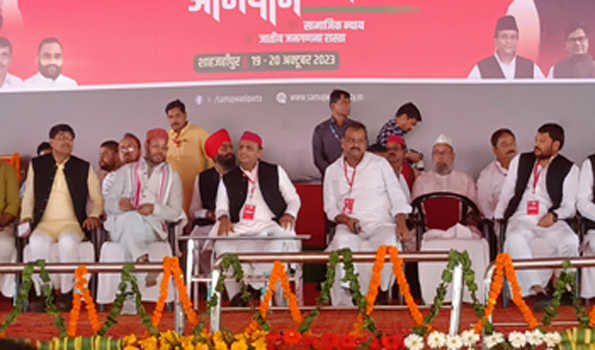 भाजपा प्रोपेगेंडा फैलाकर झूठ की राजनीति करती है: अखिलेश