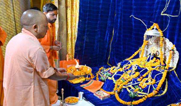 योगी ने किये अयोध्या में रामलला के दर्शन