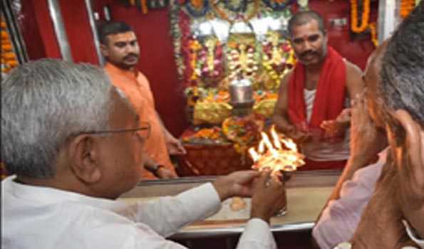 नीतीश ने की शीतला माता, बड़ी पटनदेवी एवं छोटी पटनदेवी की पूजा-अर्चना