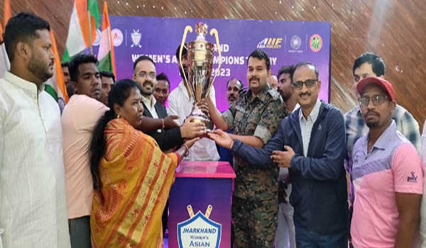 सलीमा टेटे की पिता  सुलक्षण टेटे और संगीता कुमारी के पिता रंजीत मांझी को सम्मानित किया गया
