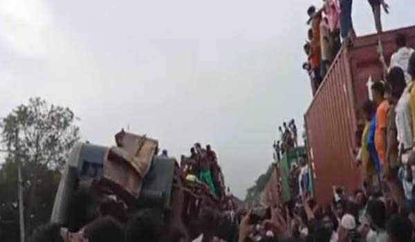 बंगलादेश में ट्रेन की टक्कर में 15 लोगों की मौत