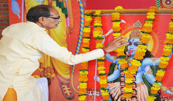 शिवराज ने विजयादशमी के पावन पर्व पर निवास में किया पूजन