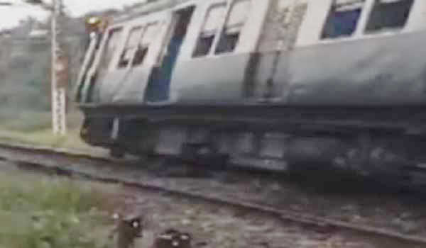 ईएमयू ट्रेन के चार खाली डिब्बे पटरी से उतरे