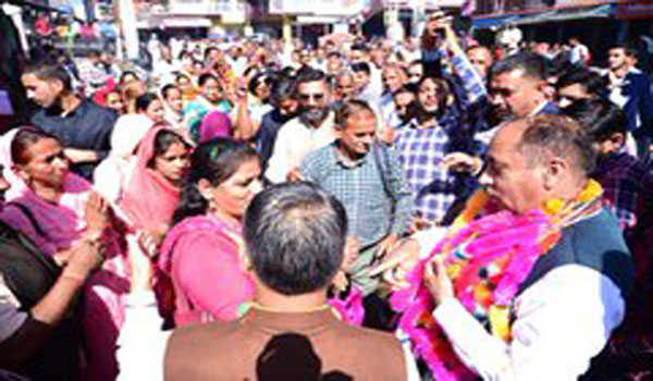 विपक्ष पर आरोप लगाना बंद करे सरकार : ठाकुर