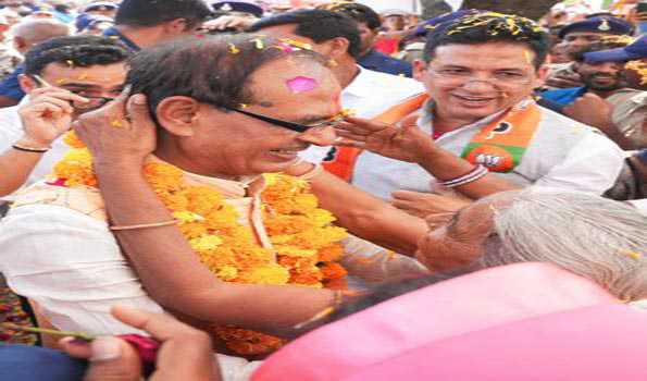 शिवराज ने बुधनी में निकाली जन आशीर्वाद यात्रा, जनता ने सौंपी सहयोग निधि