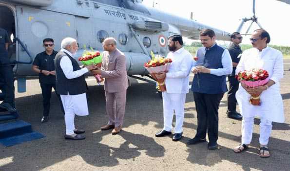 शिरडी पहुंचे मोदी,विभिन्न कार्यक्रमों का करेंगे उद्घाटन