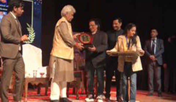 मनोज सिन्हा ने श्रीनगर के दूसरे अंतर्राष्ट्रीय फिल्म महोत्सव के विजेताओं को सम्मानित किया