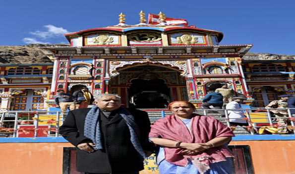 केदारनाथ के बाद धनखड़ ने सपत्नीक किए बाबा बदरीनाथ के दर्शन